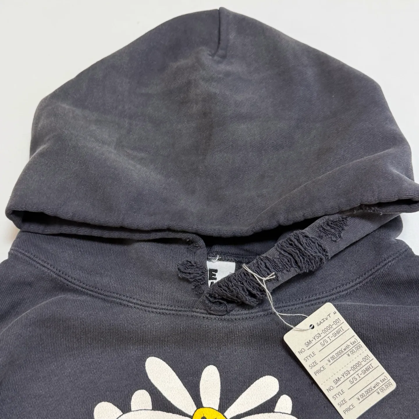 SAINT Mxxxxxx × DE LA SOUL DLS_HOODIE/DE LA SOUL/BLK DE LA SOUL co-branded potted plant destruction hoodie, washed black S-XL, a very important hoodie this season. It embodies the brand philosophy through the humorous potted plant and slogan design. In addition, through a large number of hand-made fraying, cutting and other damage processing, as well as heavy washing and oxidative fading treatment, a perfect Vintage effect is created. Original mold opening Customized co-branded main mark and wash water mark, correct version